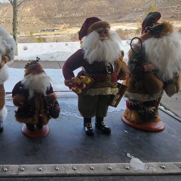 Santa Figurine holding wine and bread - Picture 6 of 8